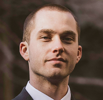 Retrato de Thomas Whitfield, profissional especializado em análise de operações no mercado de criptomoedas