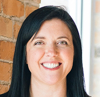 Retrato da equipe de serviço apresentando Sophie Hartwell, responsável pela chefia de atendimento ao cliente